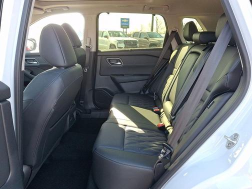 Everest White Pearl/Super Black 2026 Nissan Rogue Platinum