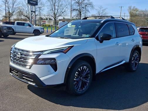 Everest White Pearl/Super Black 2026 Nissan Rogue Platinum