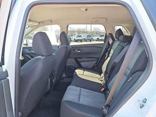 Everest White Pearl Tricoat 2026 Nissan Rogue SV