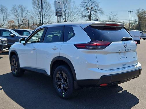 Everest White Pearl Tricoat 2026 Nissan Rogue SV