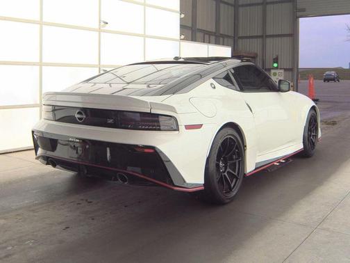 Everest White Pearl Tricoat/Super Black 2024 Nissan Z NISMO Auto