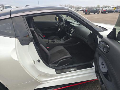 Everest White Pearl Tricoat/Super Black 2024 Nissan Z NISMO Auto