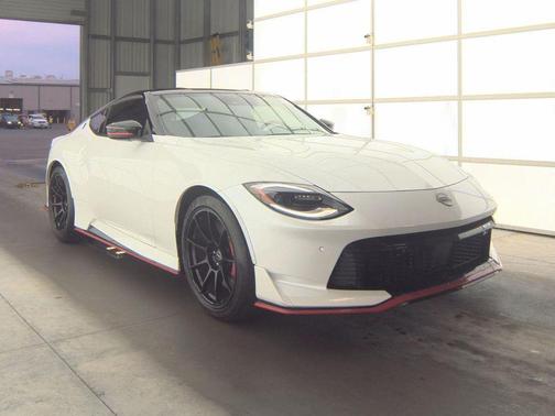 Everest White Pearl Tricoat/Super Black 2024 Nissan Z NISMO Auto