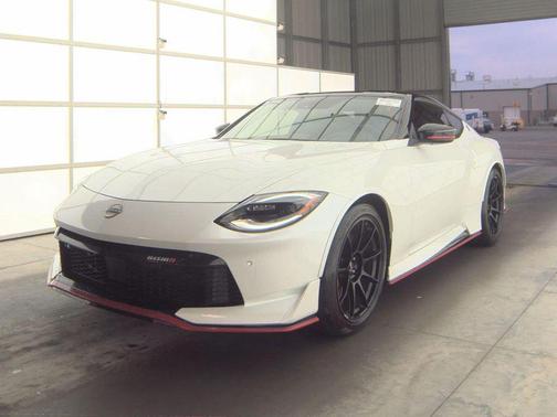 Everest White Pearl Tricoat/Super Black 2024 Nissan Z NISMO Auto