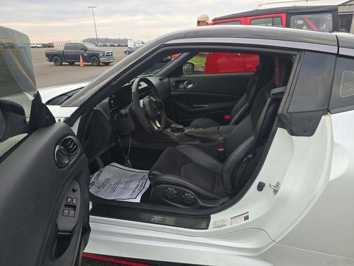 Everest White Pearl Tricoat/Super Black 2024 Nissan Z NISMO Auto