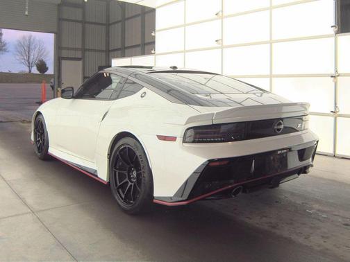 Everest White Pearl Tricoat/Super Black 2024 Nissan Z NISMO Auto