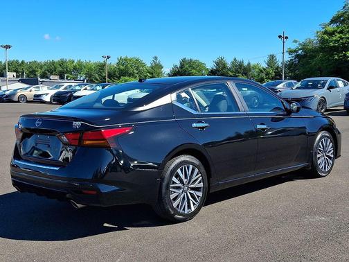 Super Black 2023 Nissan Altima 2.5 SV