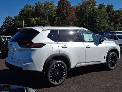 Everest White Pearl Tricoat 2027 Nissan Rogue Dark Armor