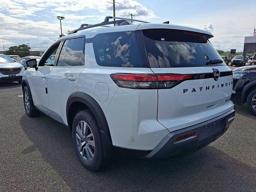 Everest White Pearl Tricoat 2026 Nissan Pathfinder SL