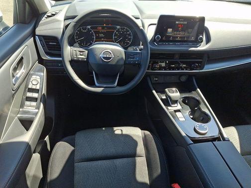 Everest White Pearl Tricoat 2026 Nissan Rogue SV