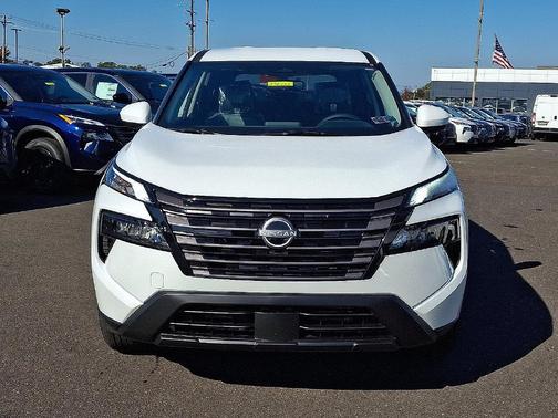 Everest White Pearl Tricoat 2027 Nissan Rogue SV