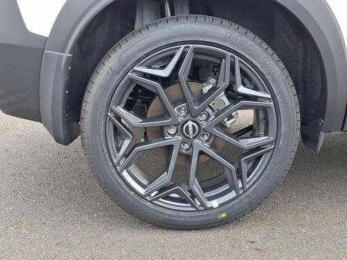 Aspen White/Super Black 2026 Nissan Kicks SR