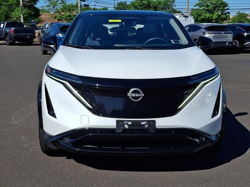 Everest White Pearl Tricoat/Black Diamond Pearl 2024 Nissan ARIYA PLATINUM+