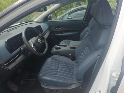 Everest White Pearl Tricoat/Black Diamond Pearl 2024 Nissan ARIYA PLATINUM+