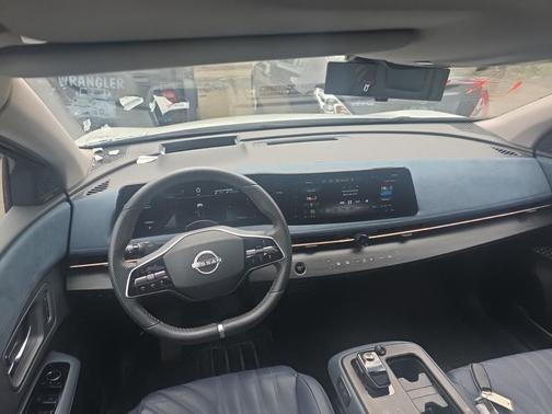 Everest White Pearl Tricoat/Black Diamond Pearl 2024 Nissan ARIYA PLATINUM+