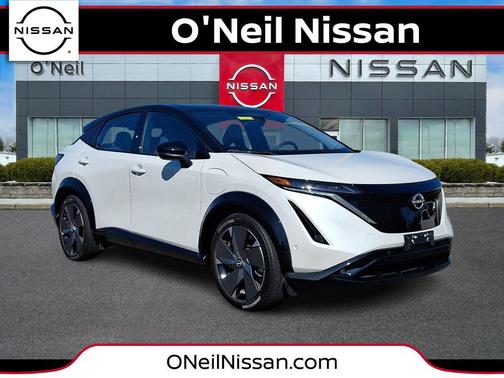 Everest White Pearl Tricoat/Black Diamond Pearl 2024 Nissan ARIYA PLATINUM+