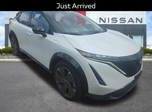 Everest White Pearl Tricoat/Black Diamond Pearl 2024 Nissan ARIYA PLATINUM+
