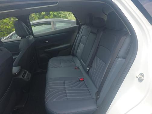 Everest White Pearl Tricoat/Black Diamond Pearl 2024 Nissan ARIYA PLATINUM+