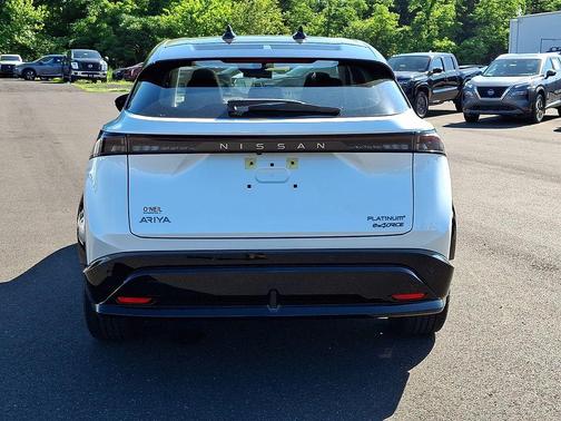 Everest White Pearl Tricoat/Black Diamond Pearl 2024 Nissan ARIYA PLATINUM+
