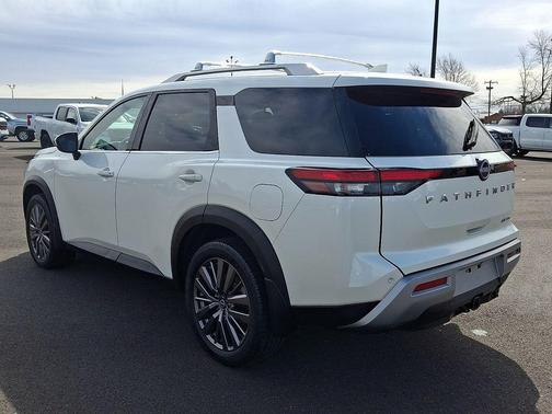 2023 Nissan Pathfinder SL 4WD