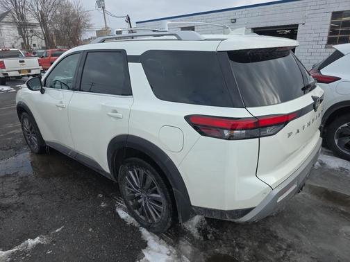 2023 Nissan Pathfinder SL 4WD