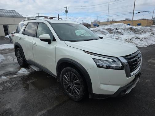 2023 Nissan Pathfinder SL 4WD
