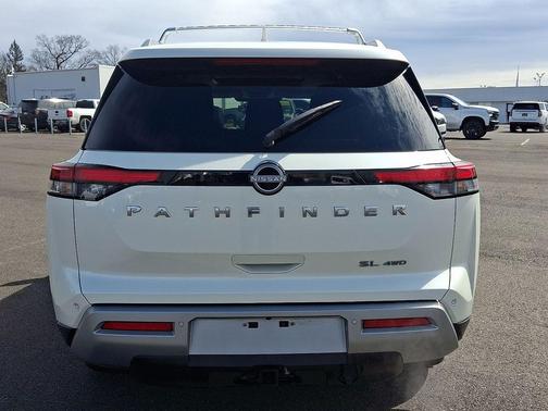 2023 Nissan Pathfinder SL 4WD