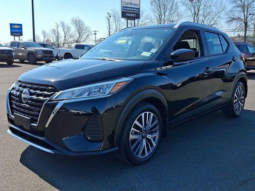Super Black 2023 Nissan Kicks SV