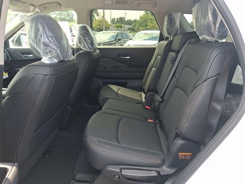 Everest White Pearl Tricoat 2026 Nissan Pathfinder SL