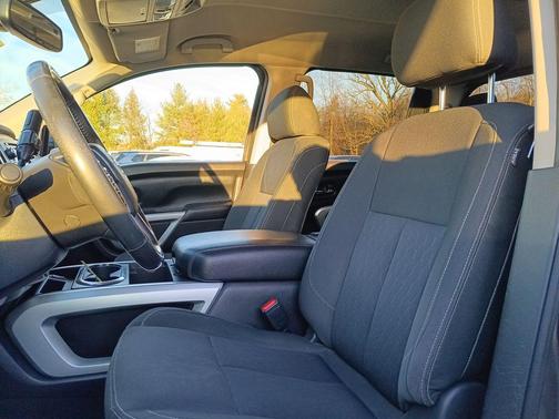 2017 Nissan Titan SV