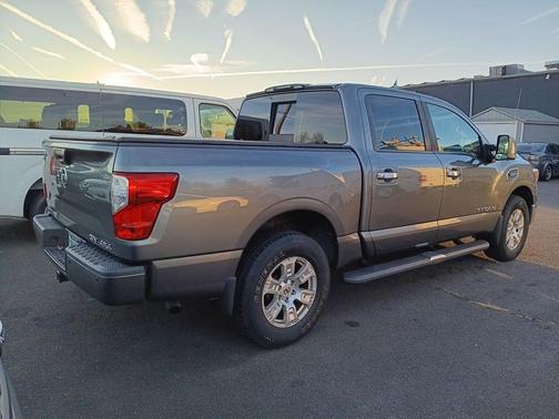 2017 Nissan Titan SV