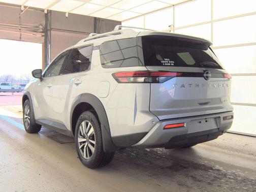 2023 Nissan Pathfinder SL 4WD