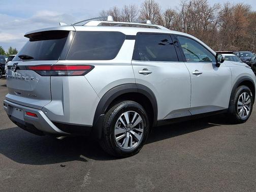 Brilliant Silver Metallic 2023 Nissan Pathfinder SL 4WD