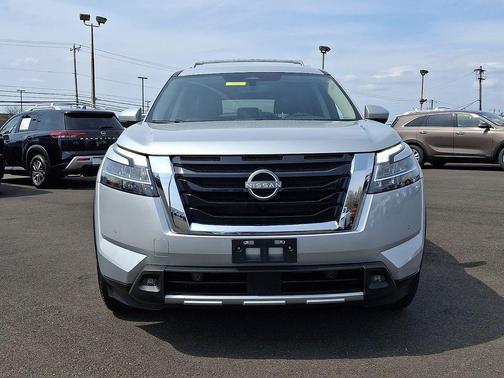 Brilliant Silver Metallic 2023 Nissan Pathfinder SL 4WD
