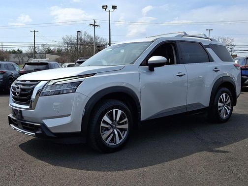 Brilliant Silver Metallic 2023 Nissan Pathfinder SL 4WD