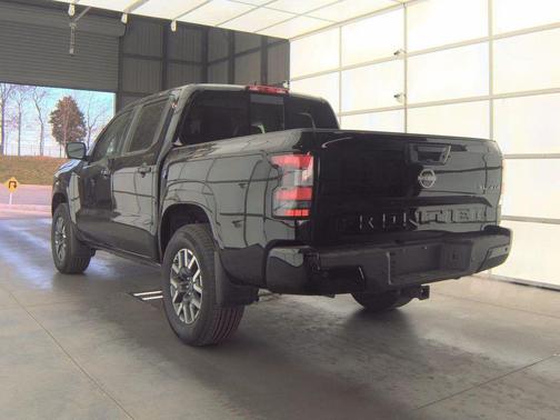 Super Black 2025 Nissan Frontier SL