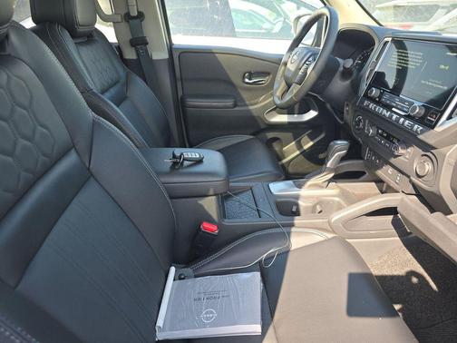 Super Black 2025 Nissan Frontier SL