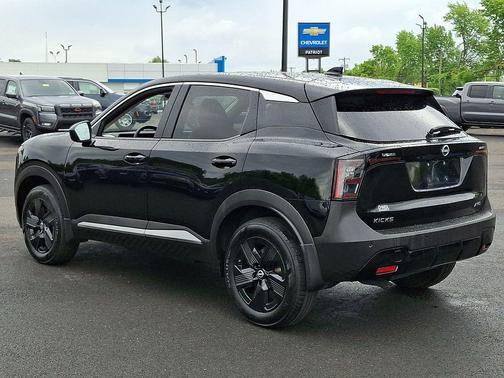 Super Black 2025 Nissan Kicks SV