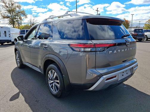 2022 Nissan Pathfinder SL 4WD