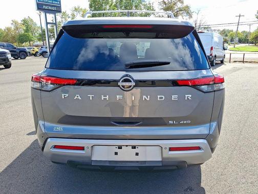 2022 Nissan Pathfinder SL 4WD