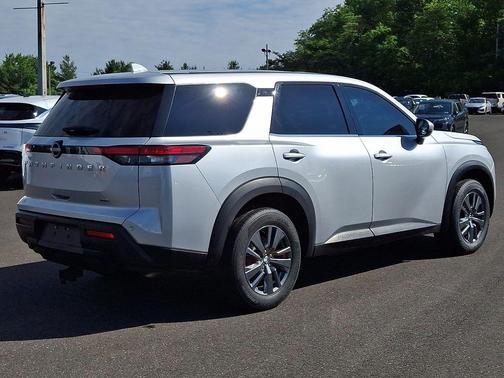 Brilliant Silver Metallic 2022 Nissan Pathfinder S 4WD