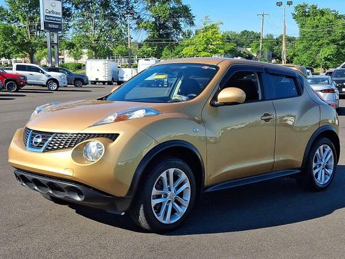 Atomic Gold 2013 Nissan Juke SV