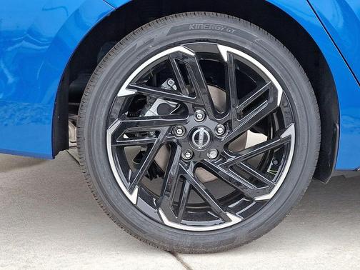 Bluestone Pearl/Super Black 2026 Nissan Sentra SR