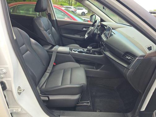 Pearl White Tricoat 2023 Nissan Rogue SV