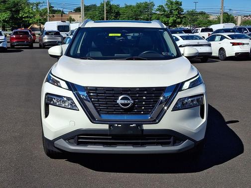 Pearl White Tricoat 2023 Nissan Rogue SV