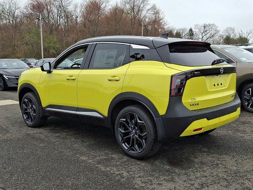 Yuzu Yellow Metallic/Super Black 2026 Nissan Kicks SR