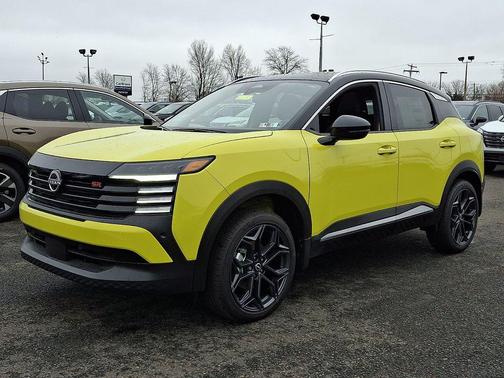 Yuzu Yellow Metallic/Super Black 2026 Nissan Kicks SR