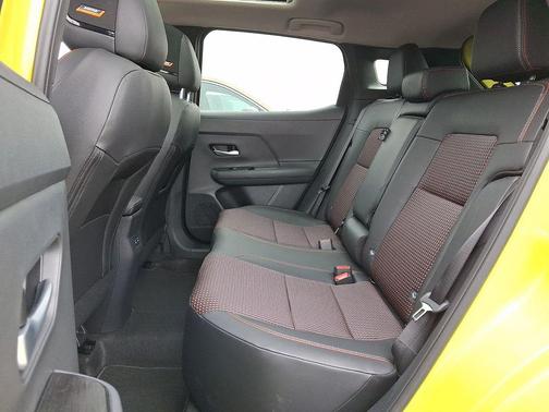 Yuzu Yellow Metallic/Super Black 2026 Nissan Kicks SR