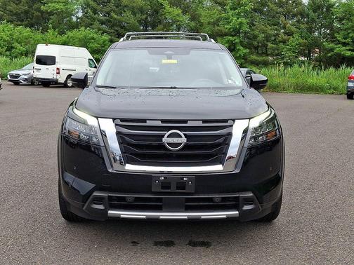 Super Black 2025 Nissan Pathfinder SL 4WD