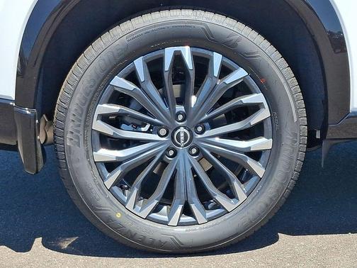 Everest White Pearl/Super Black 2026 Nissan Rogue Platinum